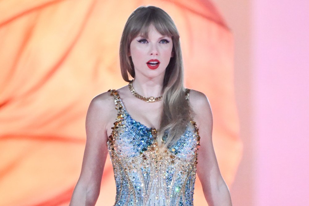 Taylor Swift’s The Life of a Showgirl Breaks Adele’s Record and Redefines the Streaming Era
